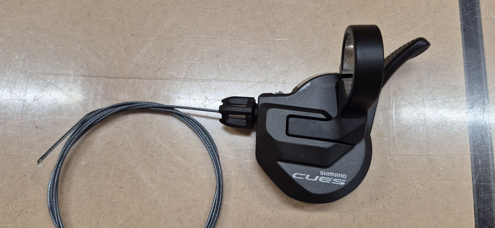 Nr1.  Manetka Shimano Cues SL-U8000.  2s.