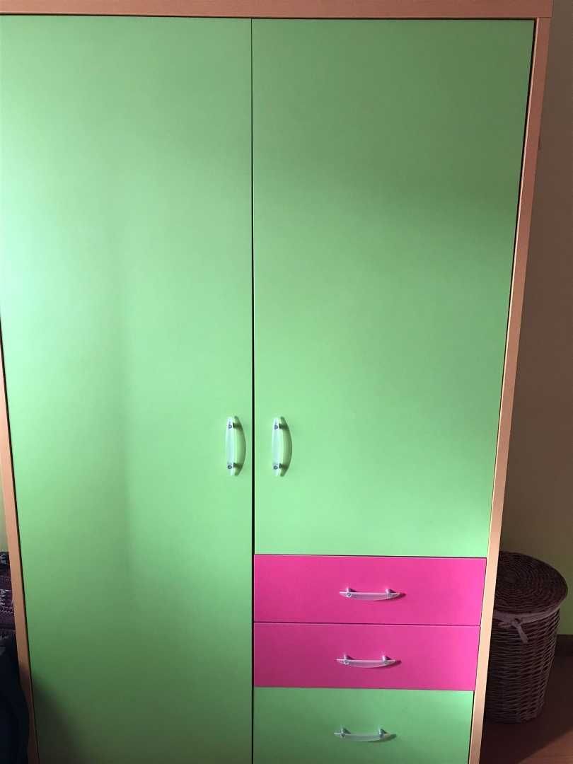 Roupeiro rosa e verde