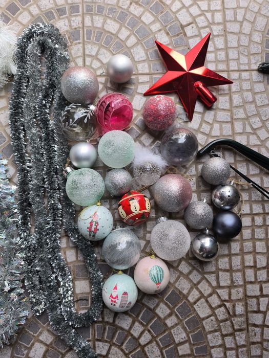 Árvore de Natal 210 cm efeito nevada e enfeites