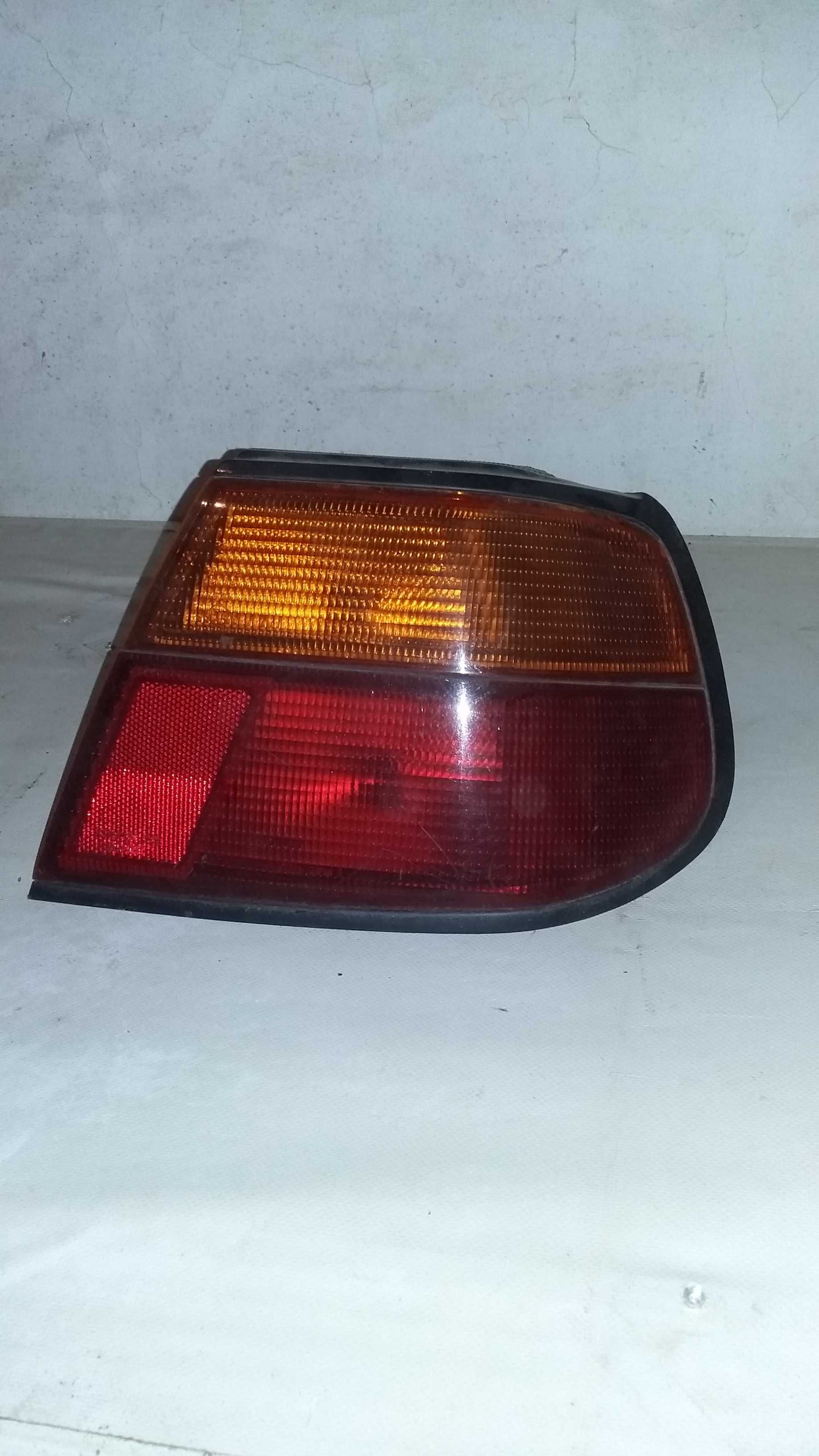 Farol/farolin esquerdo traseiro Nissan Almera 1998