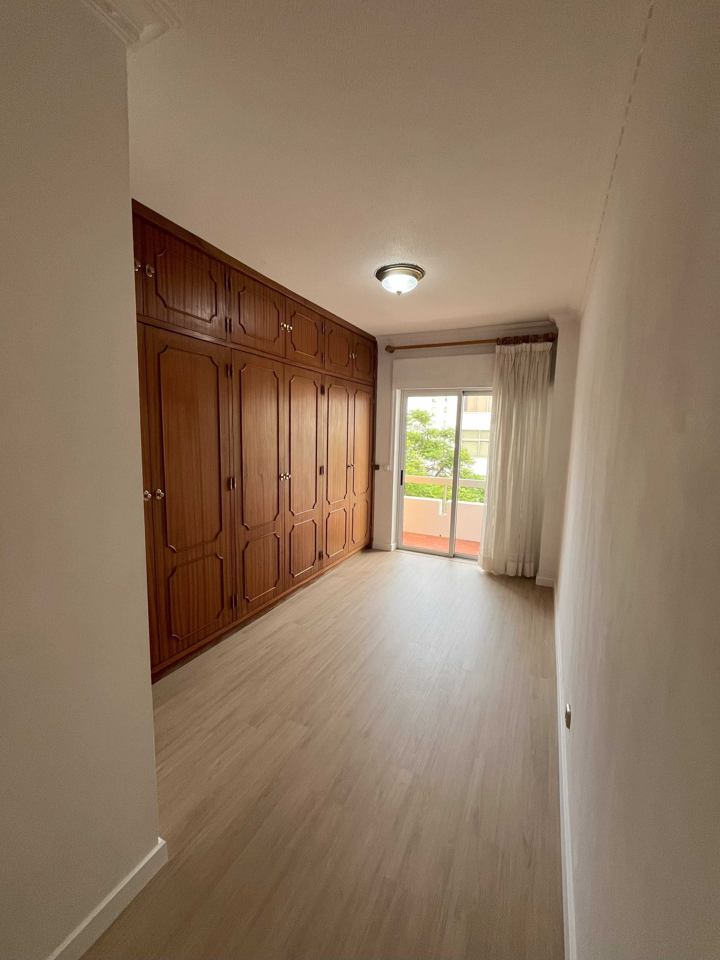 T4 renovado no centro de Faro, 1.º andar com elevador