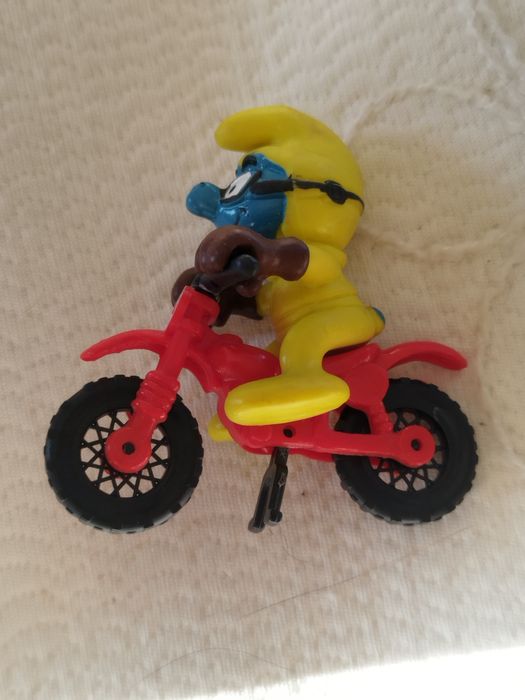 Boneco figura  Smurf na sua bicicleta. Veja os meus outros anúncios. V