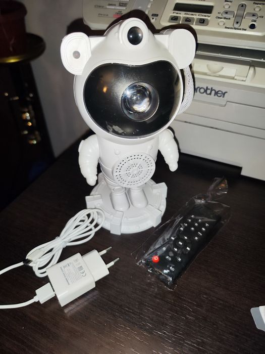 Нічник-проєктор «Astronaut Star Light» у формі космонавта.