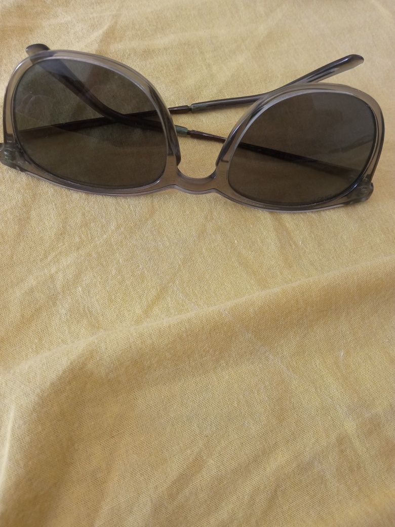 Óculos de sol lentes polarizadas usados