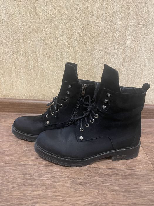 Чорні жіночі ботинки зі шнурівкою та бічною блискавкою