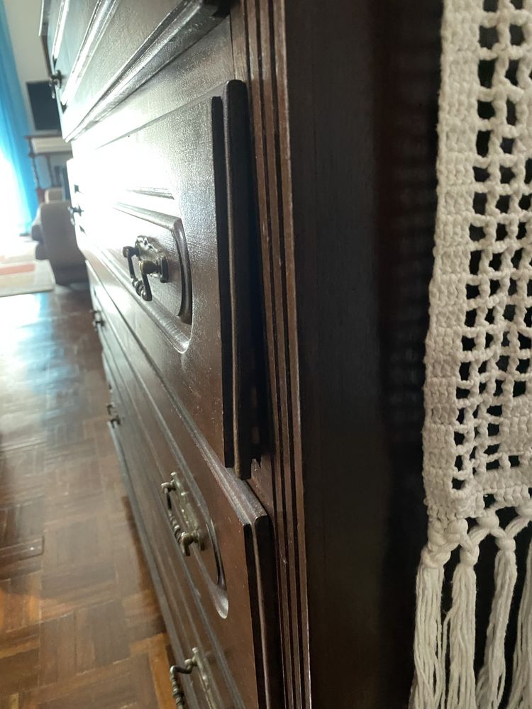 Cómoda grande castanha