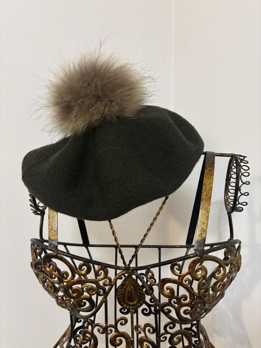 Szary beret z pomponem