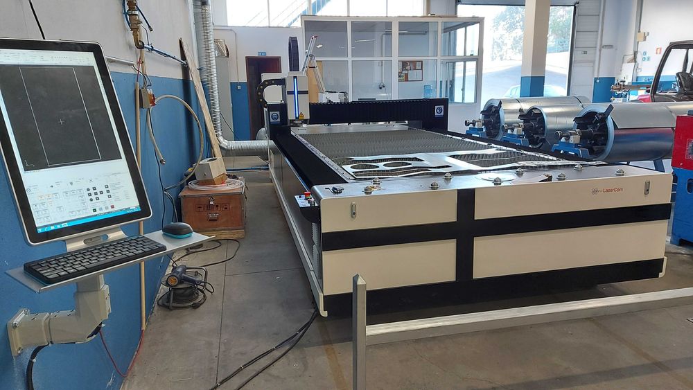 Laser Fibra a partir de 1.5kW para Corte Metais com ou sem cabine