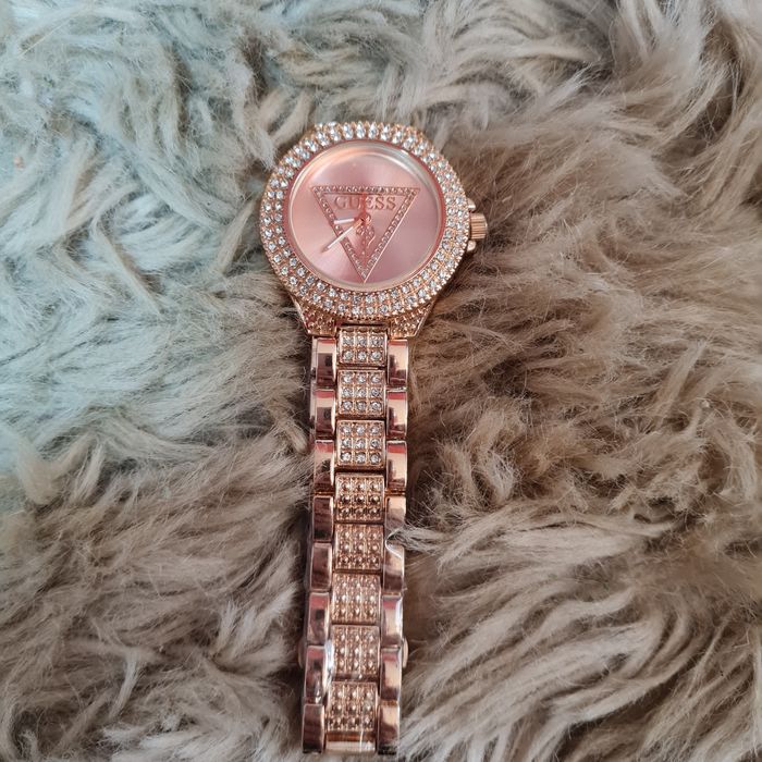 Guess zegarek różowe złoto z kryształkami i regulacją złoty