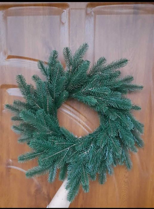 Ялинка,гірлянда та віночки