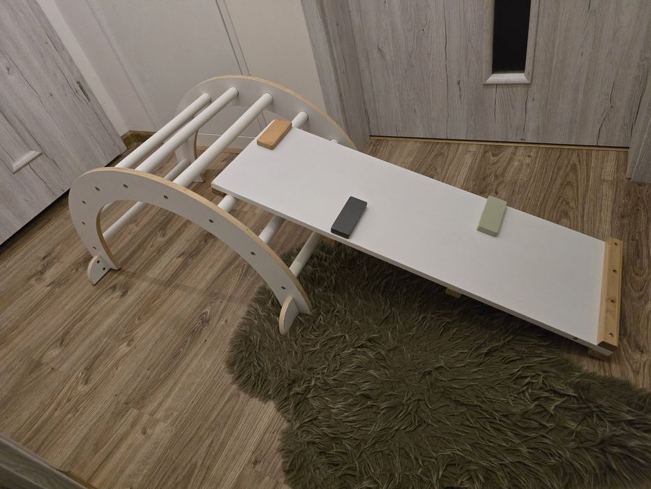 Drewniany domowy plac zabaw 2w1 bujak+ścianką wspinaczkowa