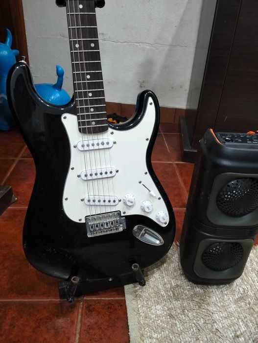 Guitarra elétrica staag com sport e amplificador e cabo.