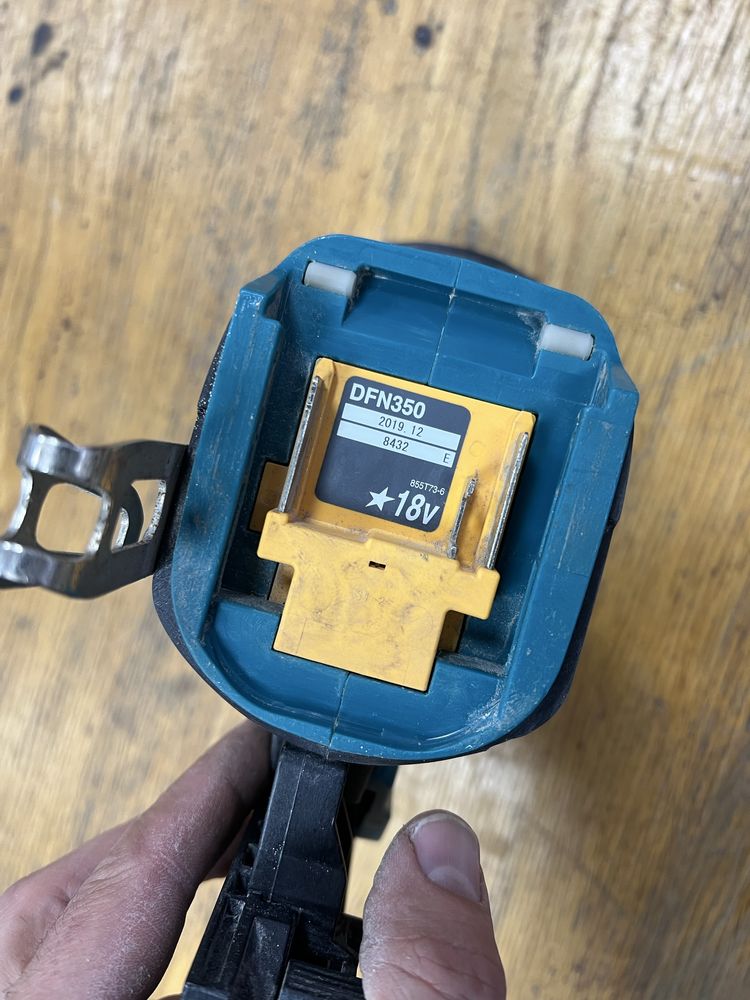 Аккумуляторный гвоздозабивной пистолет Makita LXT DFN350Z