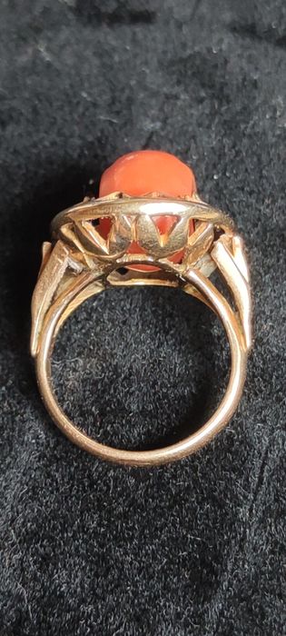 Złoty przedwojenny pierścionek z koralem