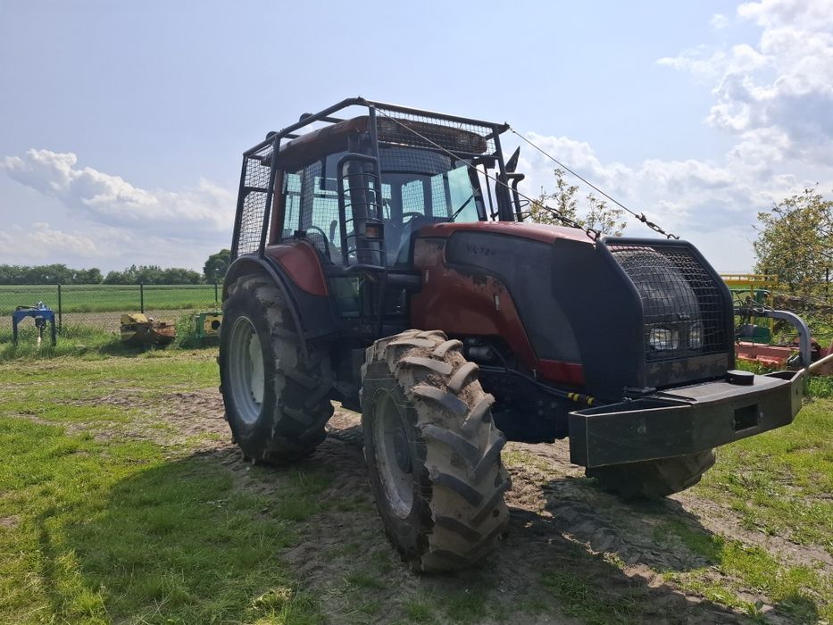 Valtra M150 z zabudową leśną