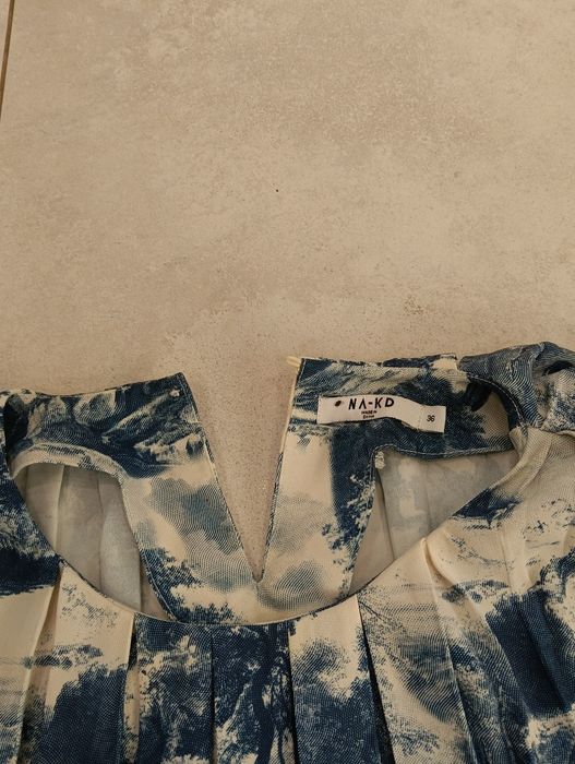 Plisowana sukienka oversize NA-KD