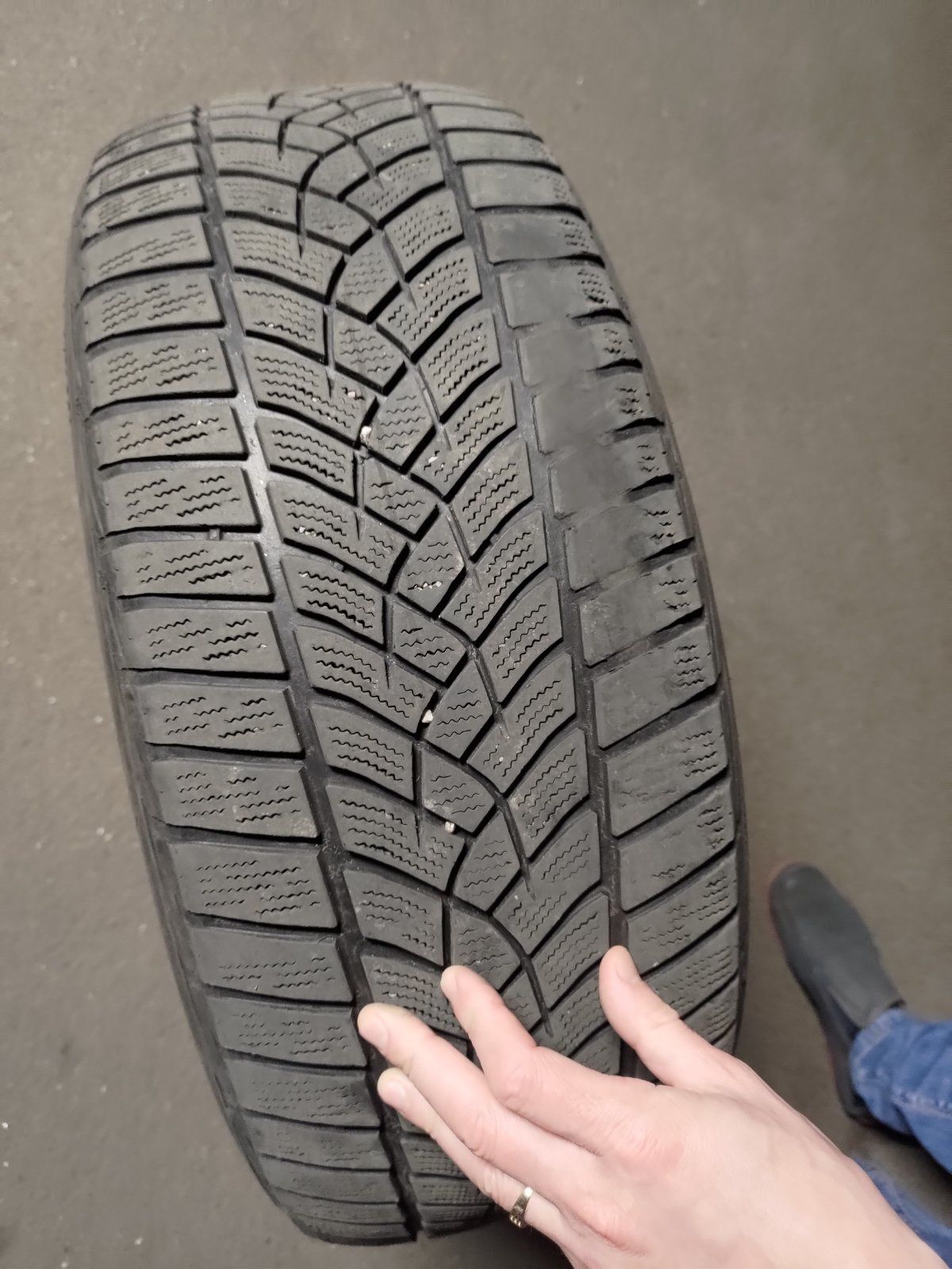 Шини зимові Goodyear Ultragrip 225/50 r18,