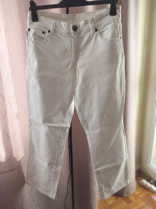 Białe jeansy damskie