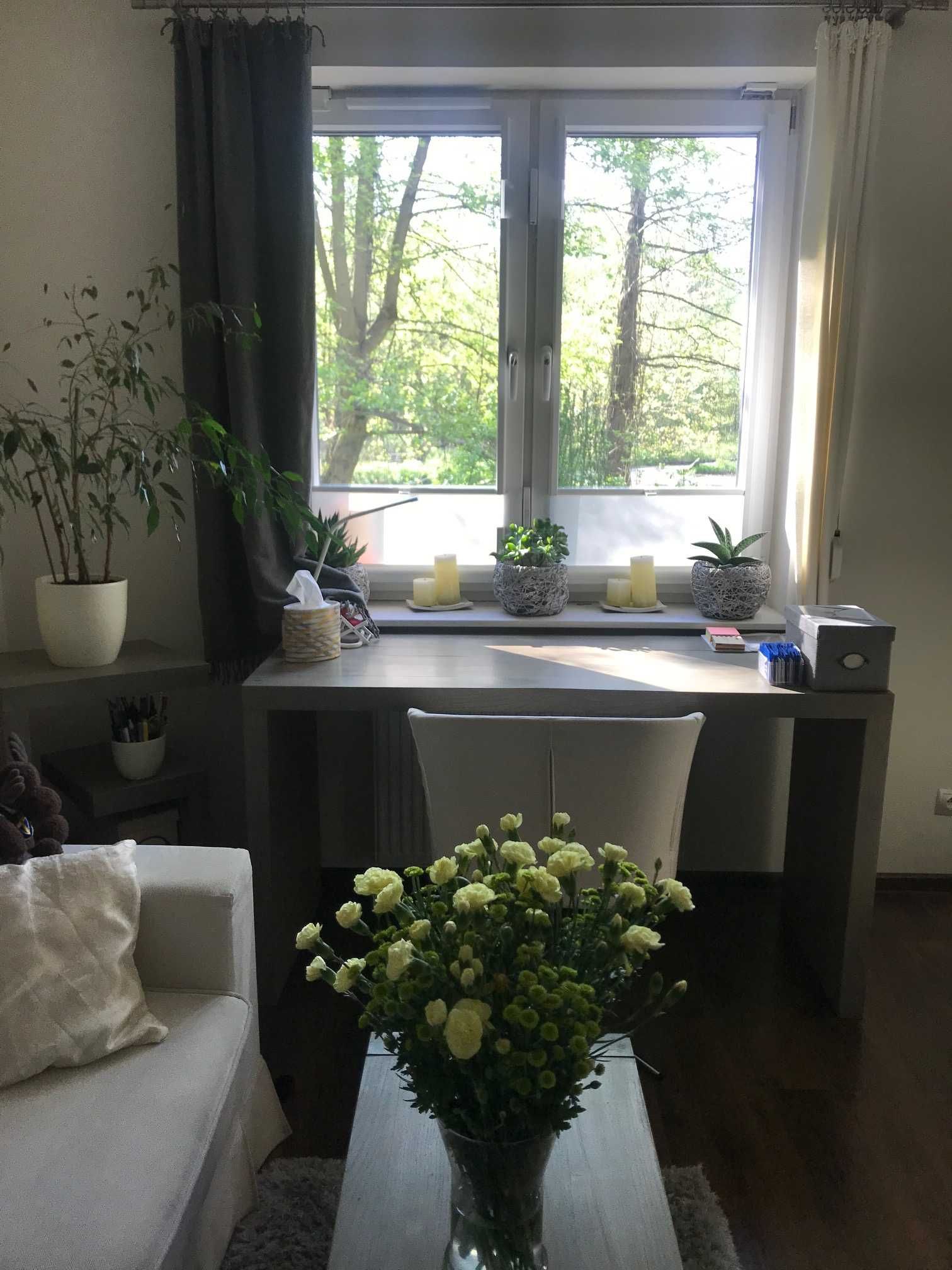 Stylowy Stół z Litego Jesionu - Idealny do Twojego Domu/Biura