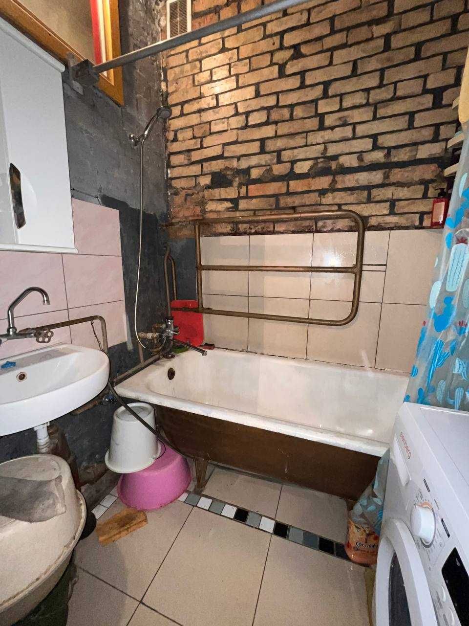 Продається КІМНАТА сталінка 1 поверх