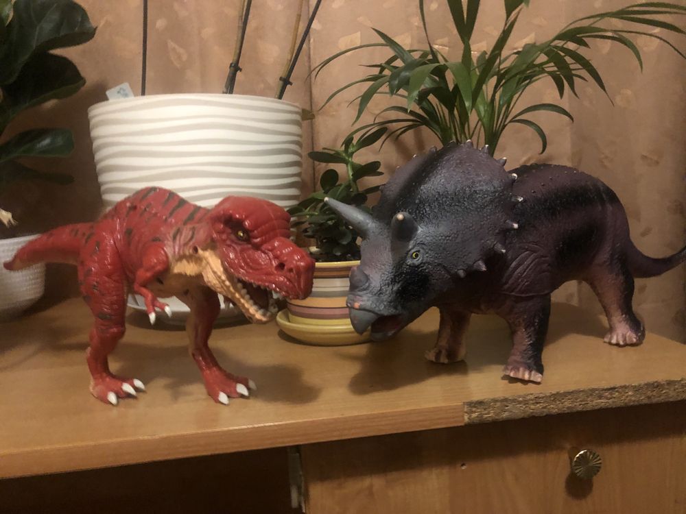 Figurka dinozaura Triceratopsa i Tyrannosaurus Rex z funkcją Godzilla