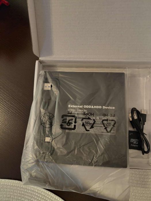 Nagrywarka CD/DVD z napędem Blu-ray.