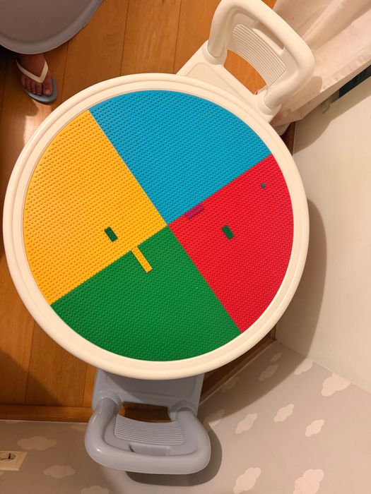 Mesa infantil de brincar com gavetas e base para montar LEGO