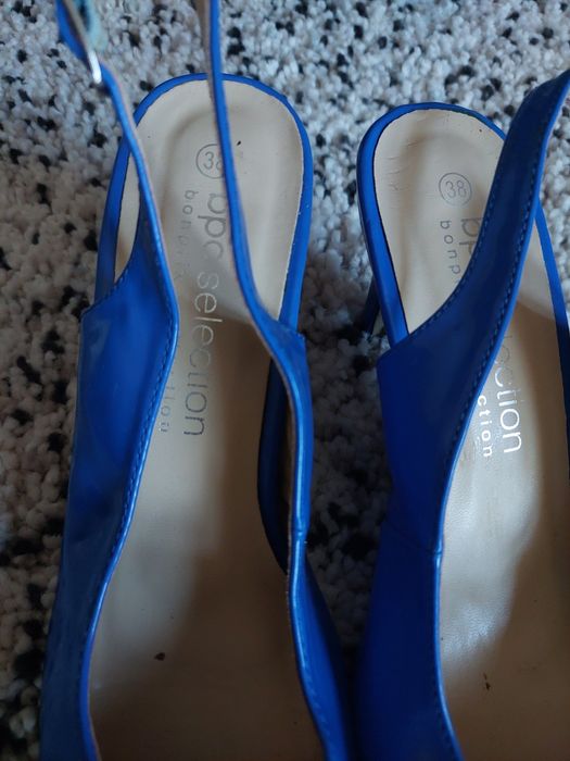 Sapatos de salto azul