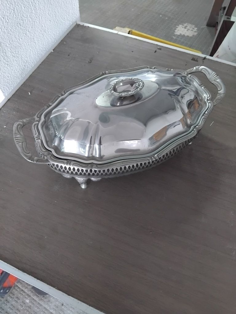 Terrina em inox.