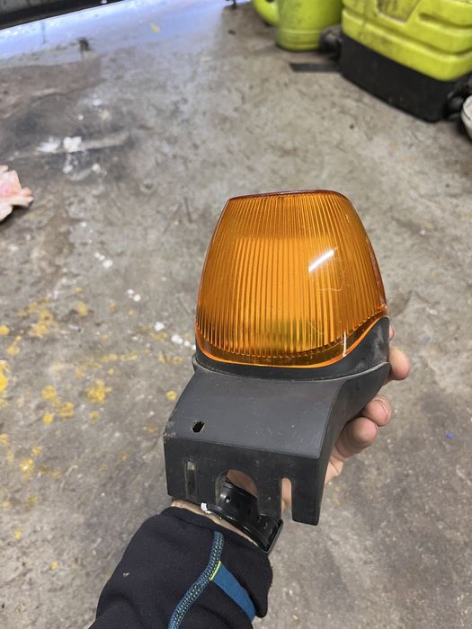 Lampa sygnalizacyjna do bramy