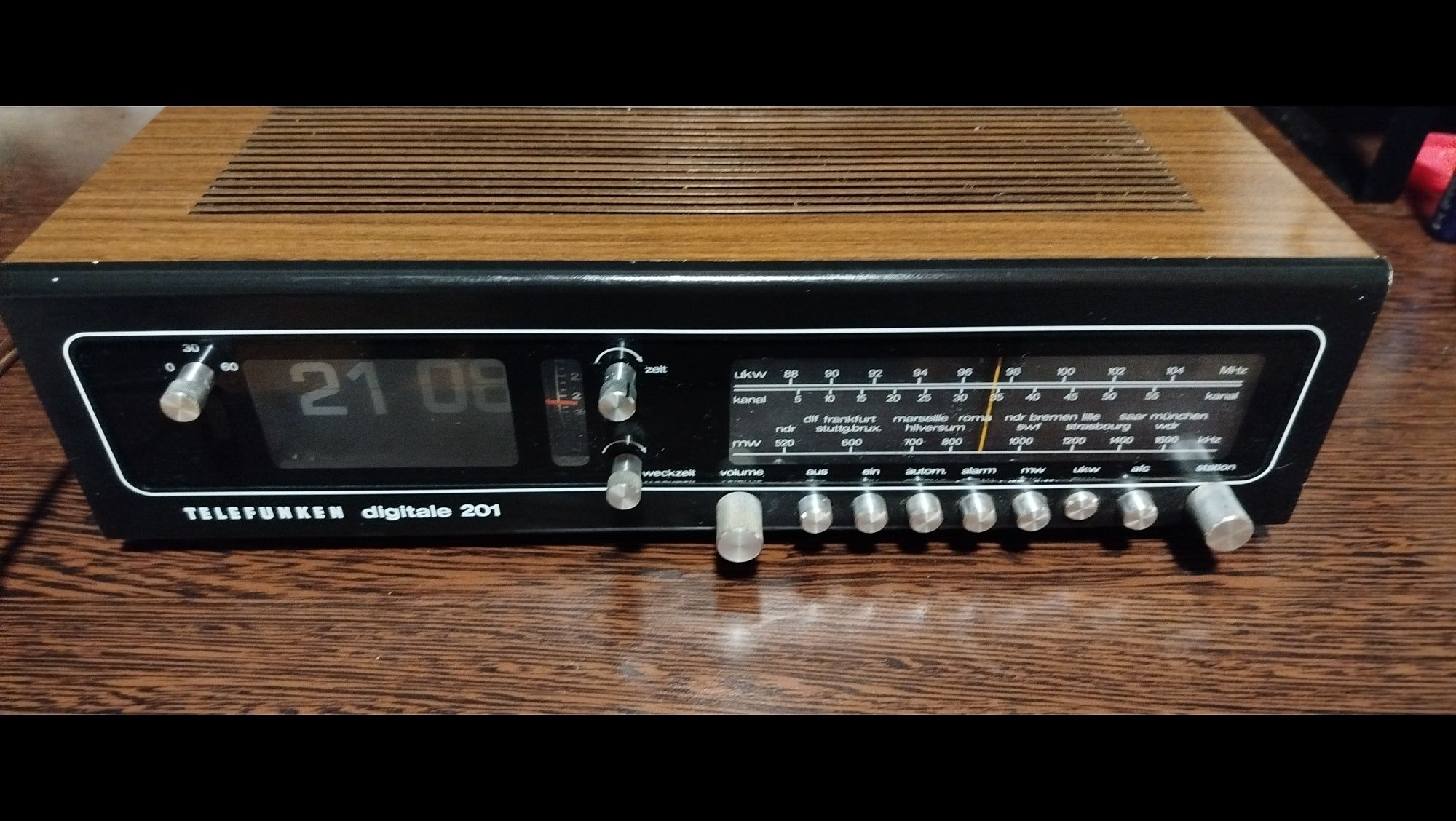 Radio-budzik firmy Telefunken