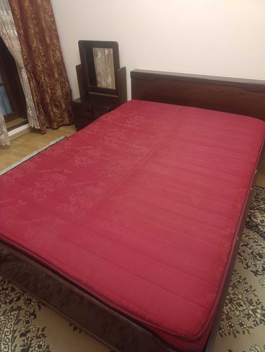 Ліжко двоспальне з матрацом і двома приліжковими тумбами