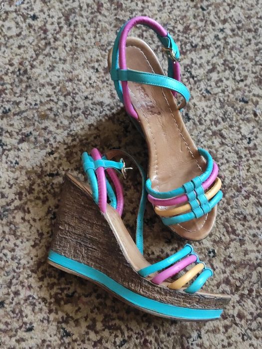 Босоножки на танкетке