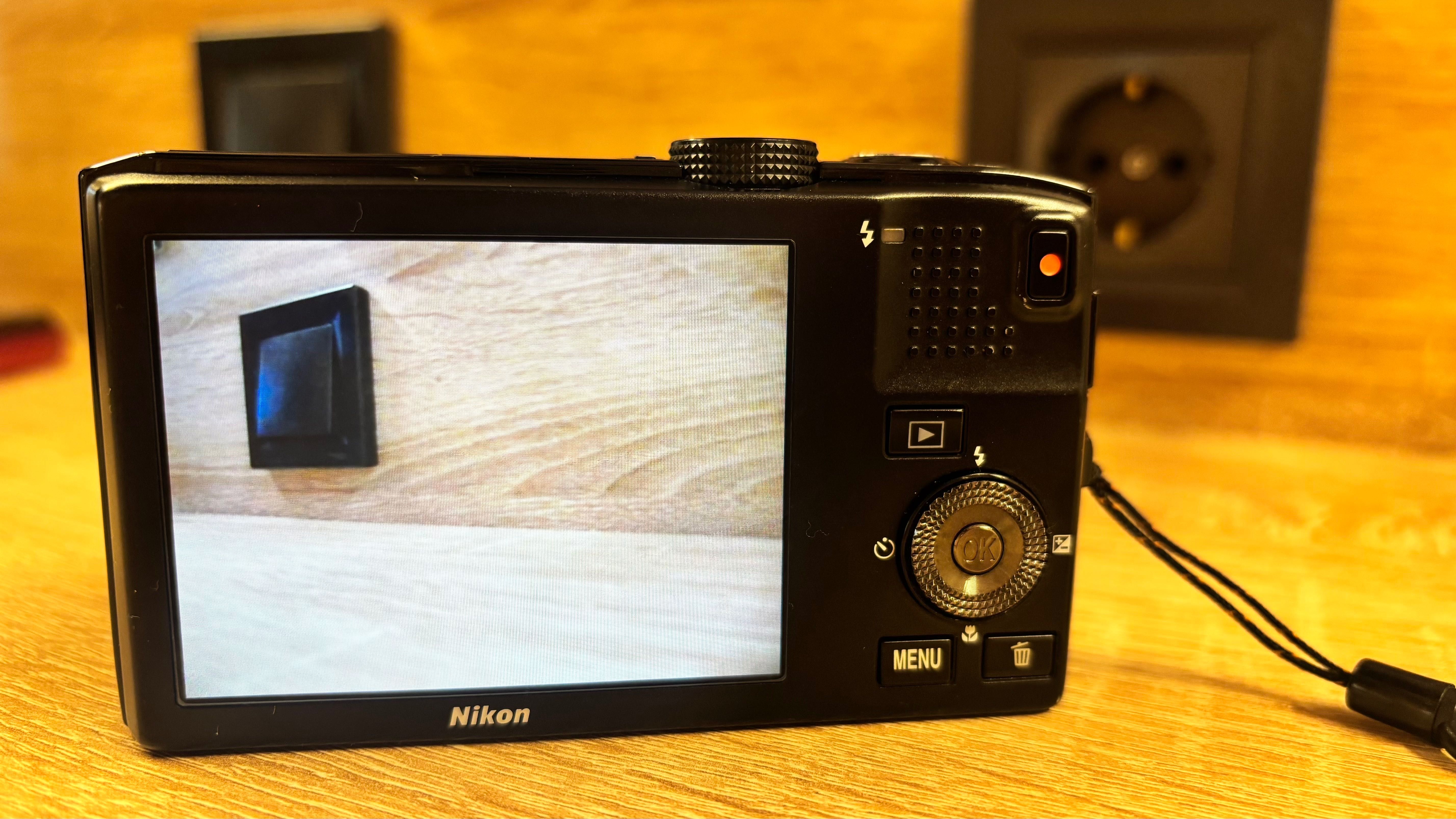 Nikon Coolpix S8100