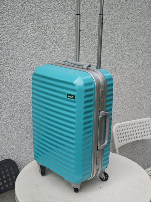 Валіза на колесах з телескопічною ручкою