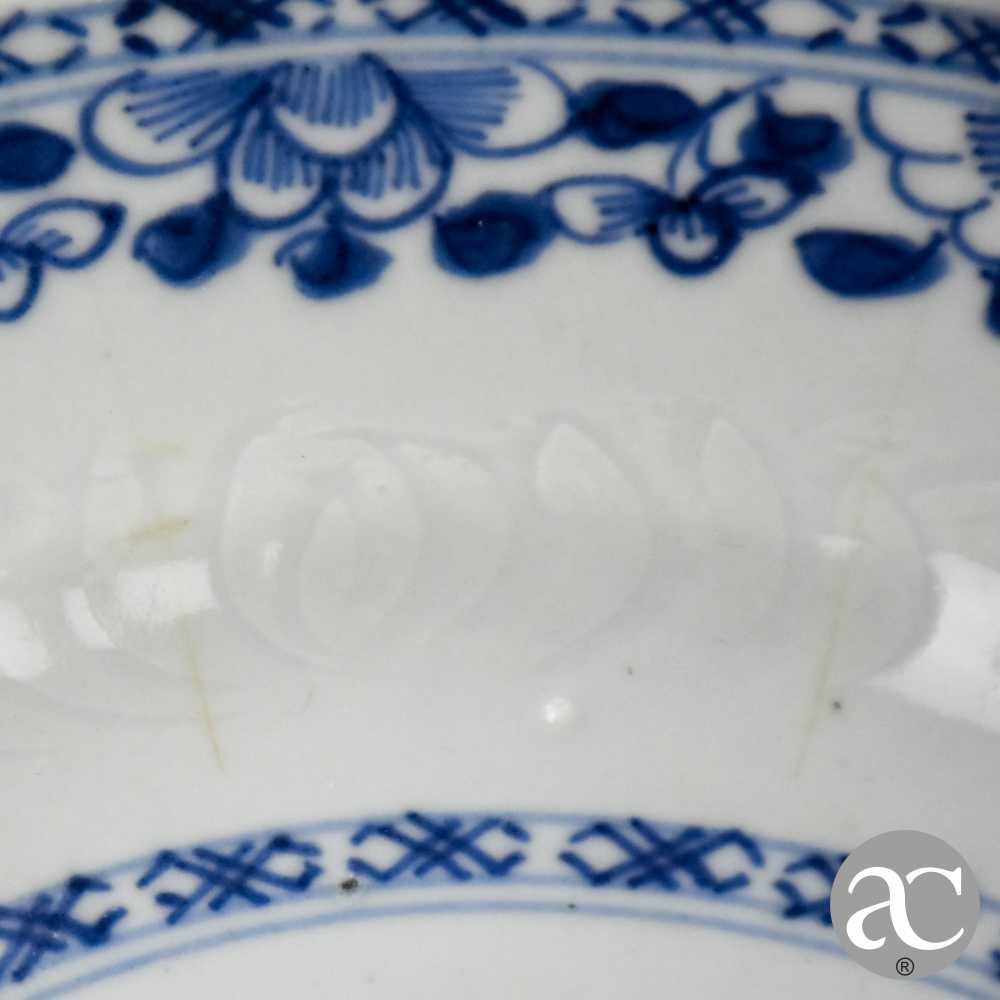 Prato porcelana da China, Flores e Decoração Anhua, Qianlong séc XVIII