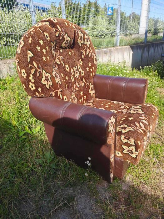 Крісла мякі 2 штуки в доброму стані