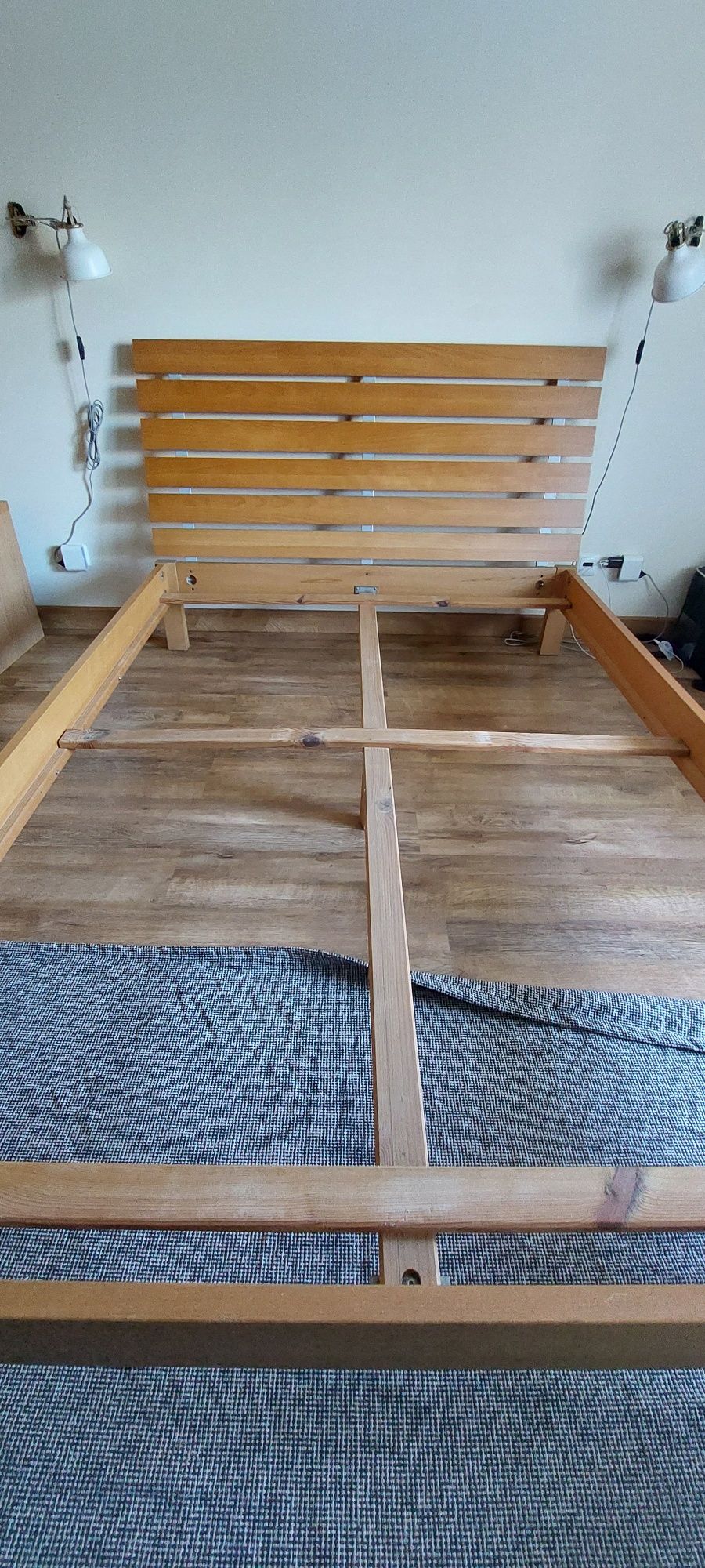 Cama de madeira 2m x 1.40m c/ mesas de cabeceira