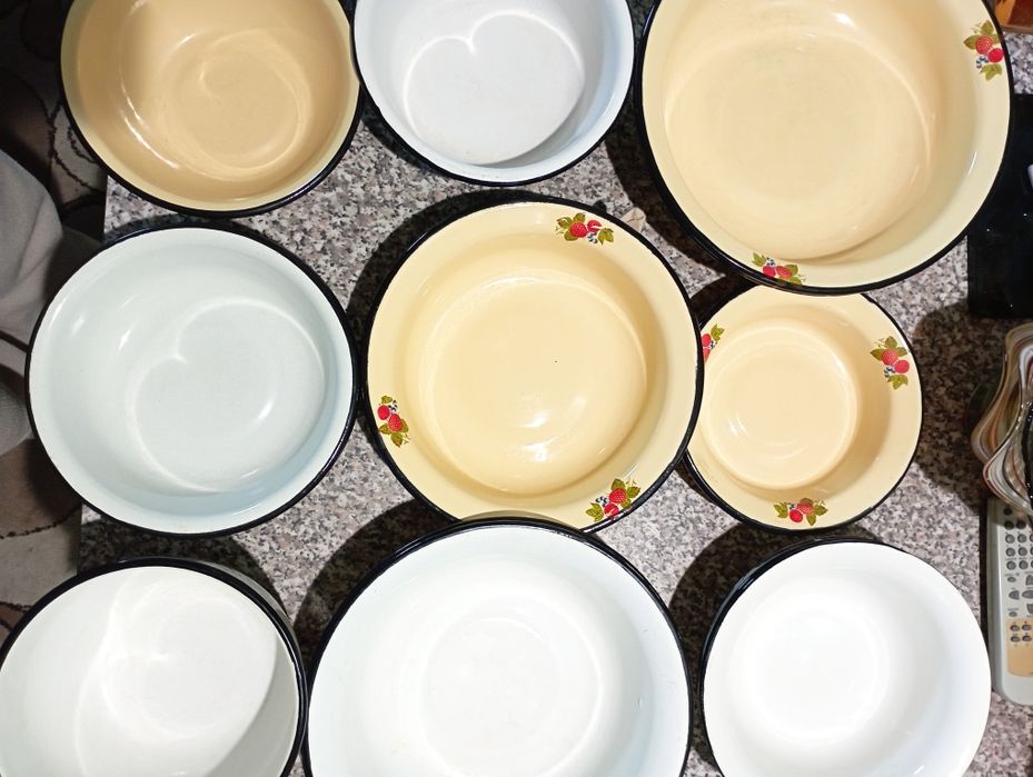 Эмалированные тарелки миски  кружки