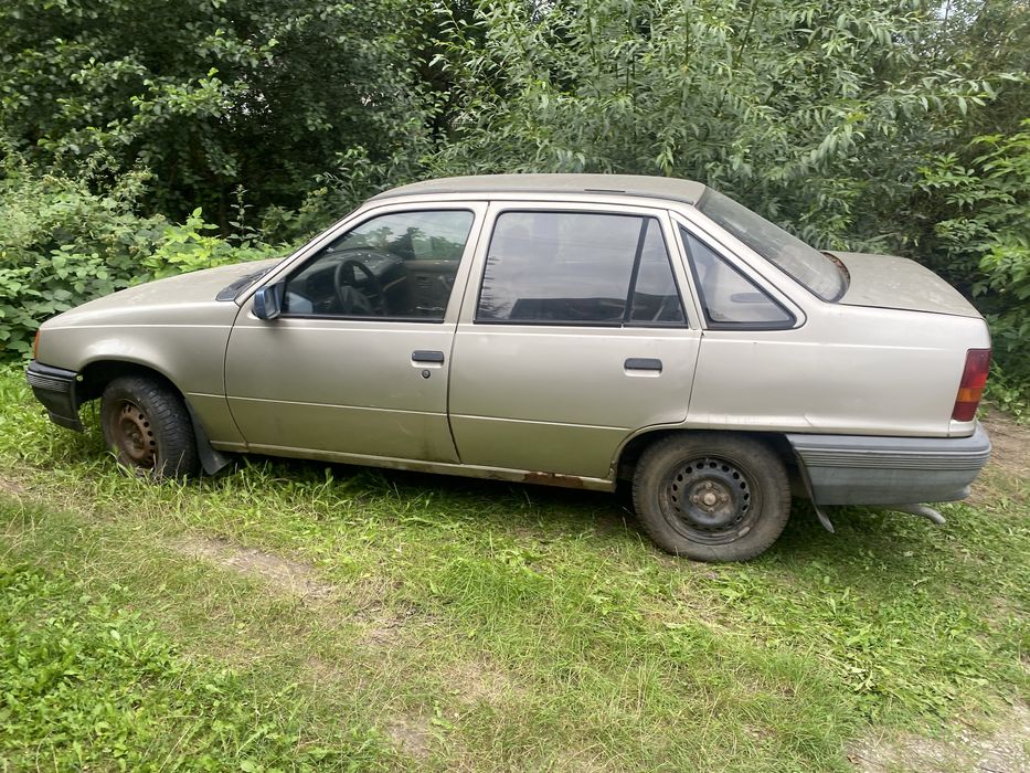 Opel kadett бензин 1.3