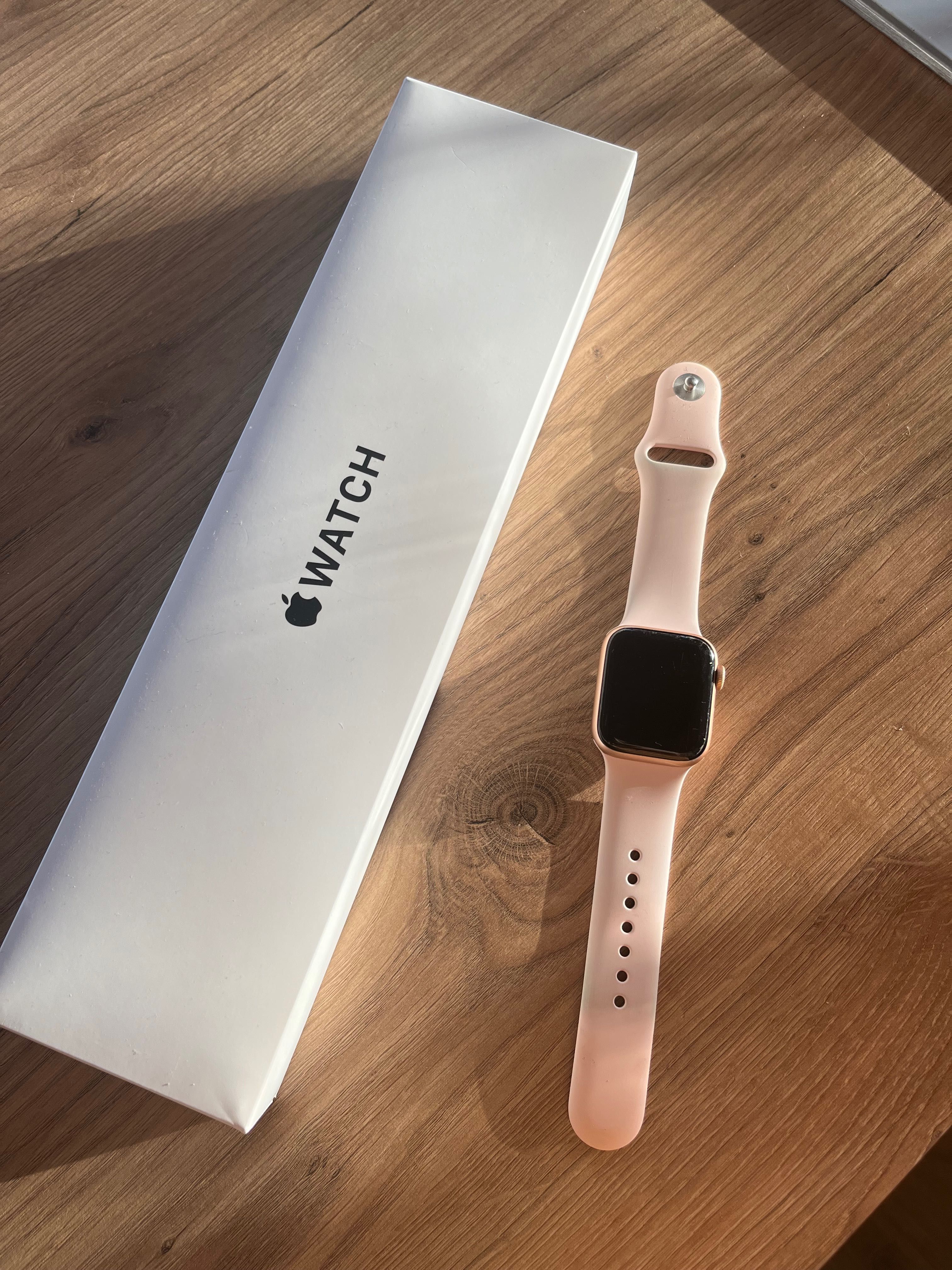Apple Watch SE różowy