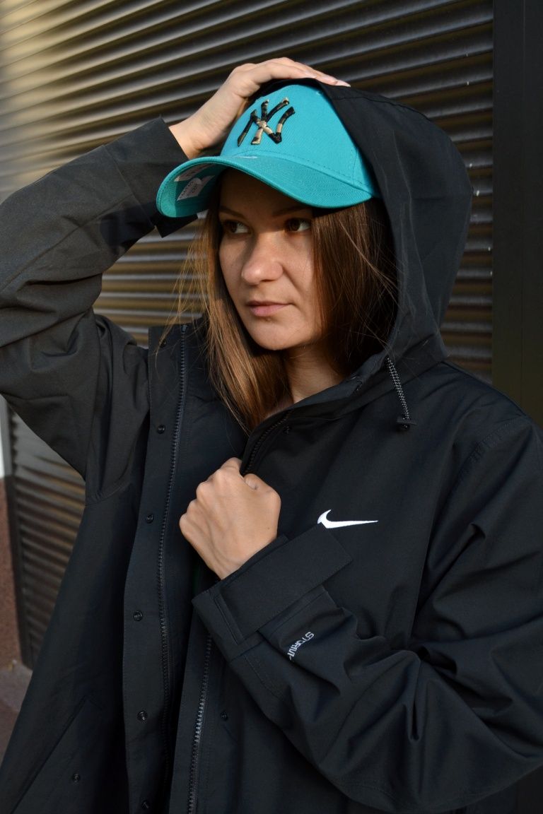 Жіноча чорна куртка Nike Essential Storm-Fit