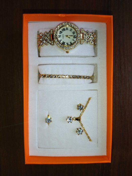 Набір біжутерії - годинник,браслет,сережки,ланцюжок, кільце.