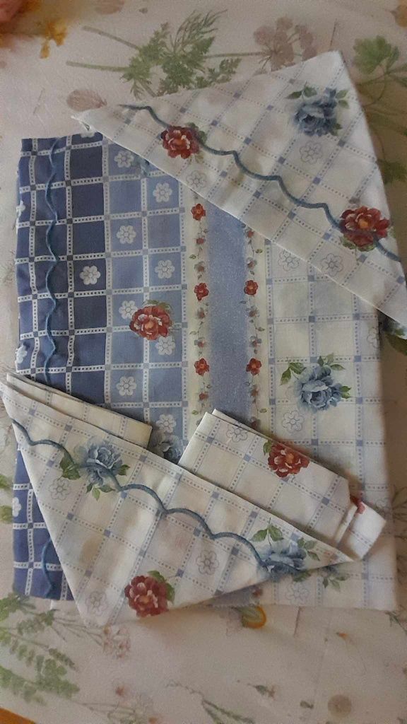 Jogo de lençóis muito bonitos em tecido, bordados