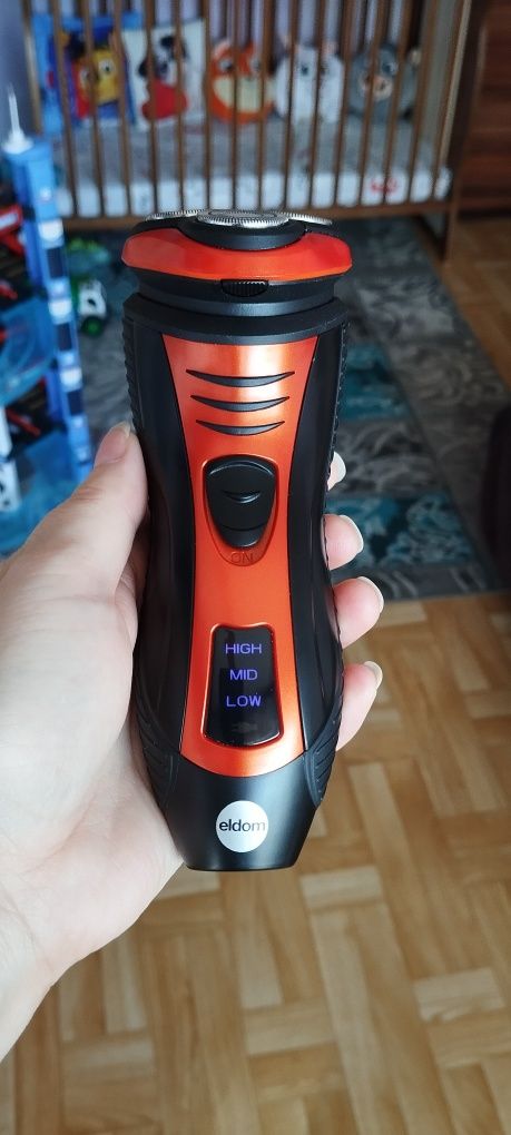 Golarka elektryczna do golenia. Trymer, wskaźnik ład