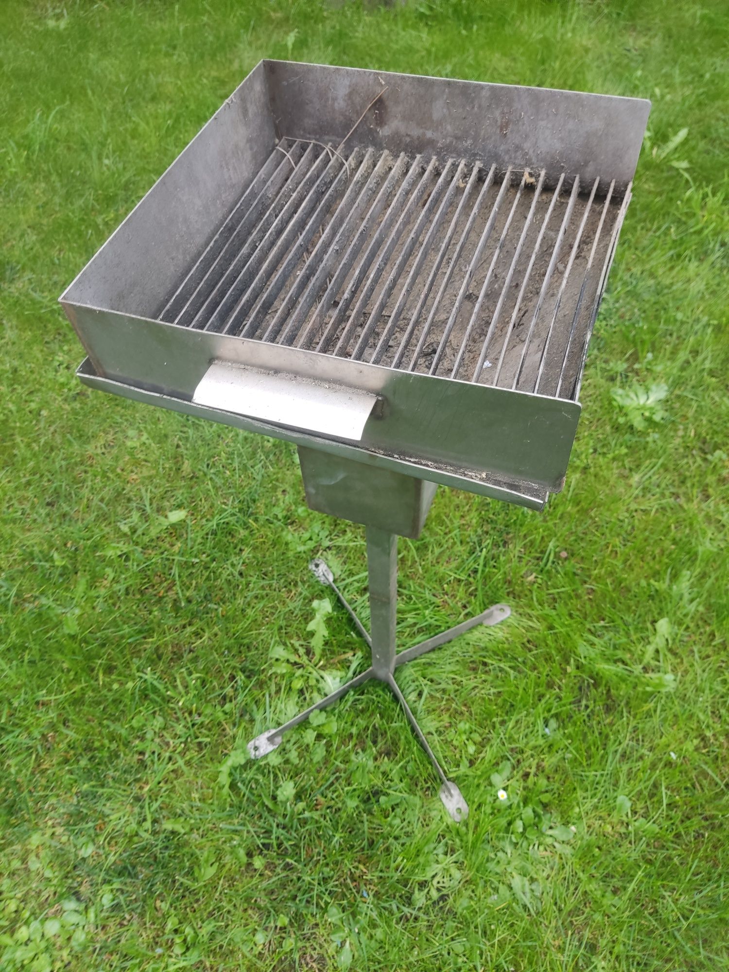 Grill z nierdzewki