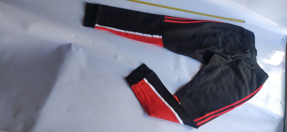 Calças Adidas listas vermelhas S