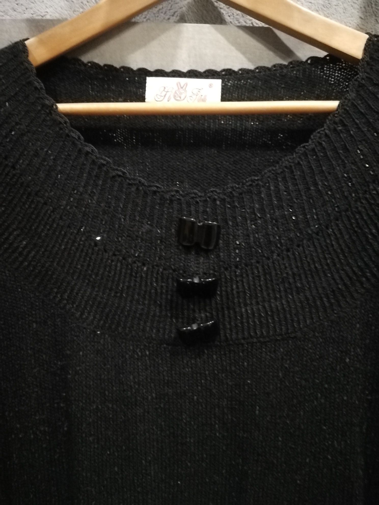 Sweter czarny z błyszczącą nitką