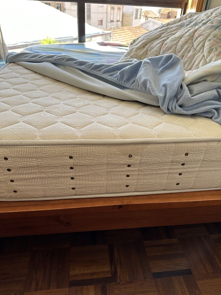 Cama de casal com colchão