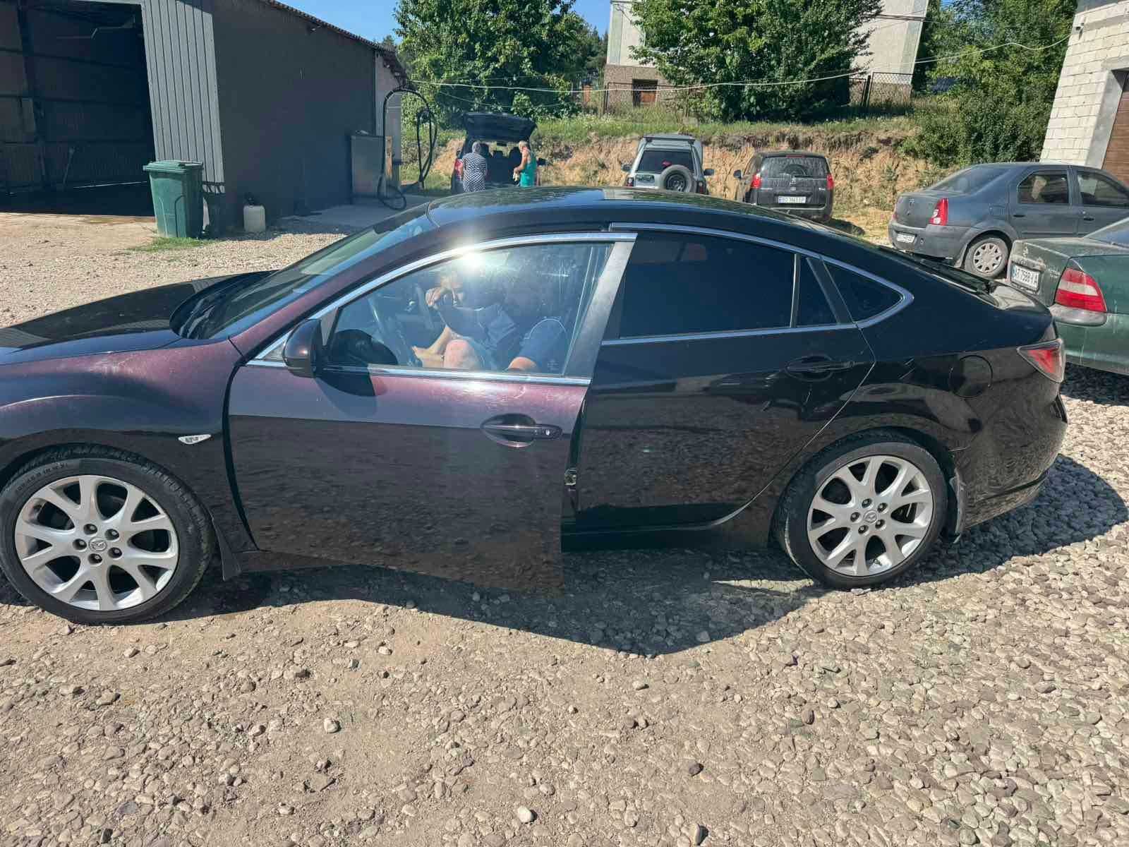 Mazda 6 в чорному кольорі. Хетчбек 2009 рік.